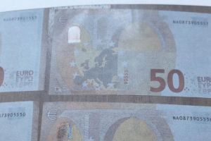 Cercetati pentru plasare de moneda falsa. Ce s-a descoperit in urma perchezitiilor domiciliare (galerie foto)  
