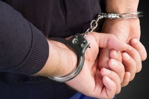 Tânăr reţinut după ce a încercat să ofere mită unui poliţist