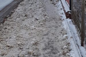 Locuitorii unei străzi din Iţcani, supăraţi că trotuarele curăţate de ei sunt acoperite ...