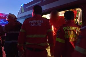 Adolescentă înjunghiată de iubitul gelos! Fata de 17 ani a fost surprinsă cu un alt băiat