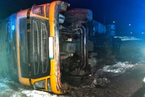 Un pompier i-a dat bocancii lui unui şofer de TIR rămas desculţ, după un accident