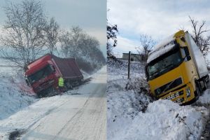 FOTO Camioane răsturnate pe marginea drumurilor din Botoşani. Maşinile, lăsate peste noapte în şanţ