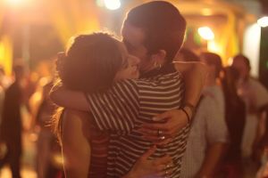 O femeie se întreabă: ”Mă văd cu doi bărbaţi. Unul are un suflet minunat, celalalt este minunat în pat. Din păcate, de fiecare dată când sunt singură…”