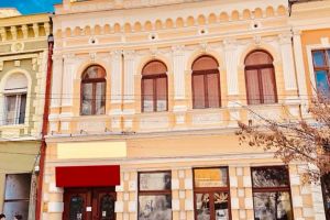 Cu cât se vând două apartamente situate într-o casă din centrul Bistriţei