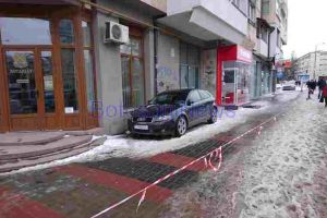 Obligaţi să fie gospodari! Botoşănenii, avertizaţi de poliţiştii locali să îndepărteze zăpada şi gheaţa din dreptul imobilelor pe care le deţin