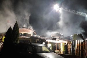 EXPLOZIE şi INCENDIU într-un CARTIER DE LUX din Arad. Un bărbat a fost ARS şi şase locuinţe au fost DISTRUSE (FOTO + VIDEO)