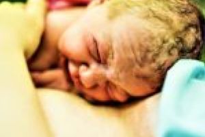 Prima oră după naştere chiar poate deveni magică! Momente emoţionante în sala de naşteri a Spitalului Judeţean de Urgenţă Reşiţa!