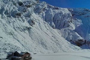 Cel mai mare strat de zăpadă din România este în judeţul Sibiu; aproape un metru jumătate