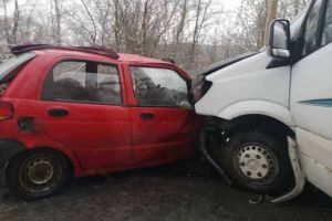 FOTO| Accident MORTAL pe DJ 105: Doi MORȚI şi un rănit, după impactul devastator dintre o maşină şi un microbuz