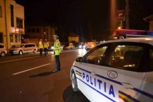 Amenzi de peste 33.000 de lei, 13 permise de conducere şi 2 certificate de înmatriculare reţinute, după o acţiune cu efective suplimentare a poliţiştilor, la Blaj