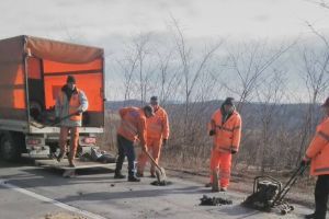 Lucrări de urgenţă pe unul dintre cele mai circulate drumuri din Timiş. Se vor plomba gropile pe DN 68A