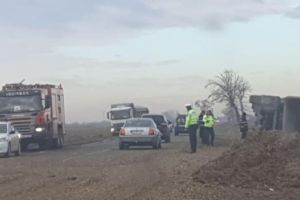 Circulaţie îngreunată pe DN 7. Camion cu piatră răsturnat