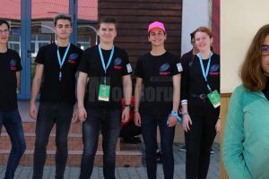 Șase elevi din judeţ vor construi şi vor lansa un satelit, cât o doză de suc, în cadrul ...