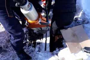 O minora si-a blocat piciorul in grilajul unei scurgeri. Intervin pompierii (galerie foto)