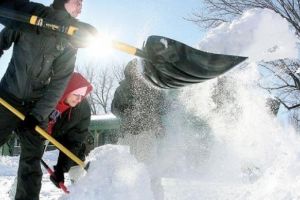 Toată lumea la lopată – Ce amenzi riscă sibienii care nu-şi curăţă zăpada din faţa casei