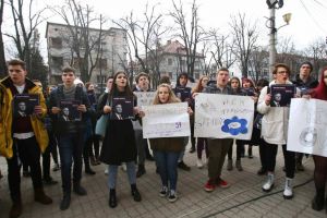 Zeci de elevi au protestat în faţa Prefecturii Timiş. Vor decontarea integrală a transportului la şcoală