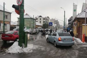 FOTO Bărbat lovit de maşină, acum, lângă Casa de Pensii!