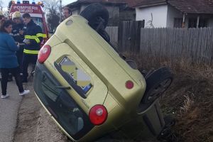 GURA OCNIȚEI: O femeie s-a răsturnat cu maşina