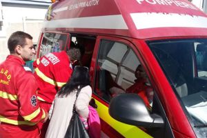 Copil de doi ani şi o fetiţă de şase, loviţi de o maşină pe trecere la Sibiu