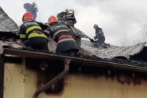 RĂZVAD: Incendiu la o locuinţă, din cauza unui conductor electric defect ori neizolat corespunzător