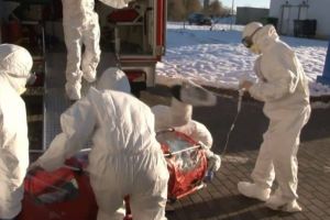 VIDEO| Un virus cu „greutate”: Profesoară, suspectată de coronavirus, scăpată de pe targă de paramedici în drum spre spital