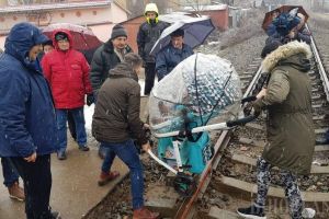 Protest pentru o... „zebră”: 60 de beiuşeni au ieşit în stradă, cerând reînfiinţarea unei treceri de pietoni desfiinţate de CFR (FOTO)