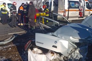 FOTO Accident pe DN2! Două persoane rănite după impactul dintre un camion şi un autoturism