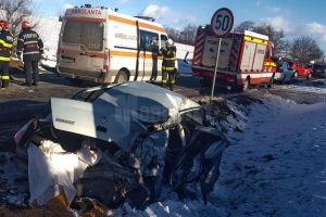 Două persoane rănite au ajuns la spital, în urma coliziunii dintre un autoturism şi un camion