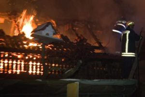 Incendiu generalizat, în plină noapte, la o casă din comuna Meteş. Au intervenit pompierii