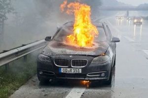 PROBLEME GRAVE CU ANUMITE MAȘINI BMW. UN „CINCIAR” IA FOC LA 120 KM/H