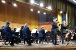 FOTO Concert extraordinar la Filarmonica Botoşani. Un elev de la Liceul de Artă a debutat pe scenă sub bagheta dirijorului Sabin Păutza. Mesaj emoţionant transmis de o profesoară a tânărului