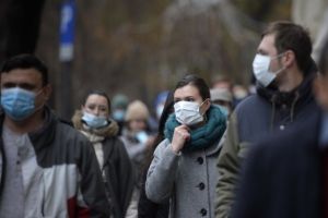 Speriaţi de viroze şi noul Coronavirus, botoşănenii au luat cu asalt farmaciile. Cumpără măşti de unică folosinţă pe bandă rulantă