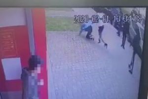 Conflictul intre minorii din Mangalia, surprins de camerele video. Victima a fost lasata inconstienta pe strada (galerie foto + video)
