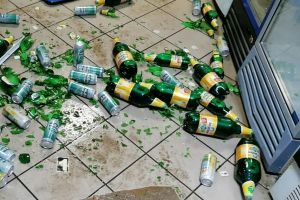 FOTO Un botoşănean şi-a ieşit din minţi când barmanul l-a anunţat că închide localul şi nu îi mai dă de băut. Au fost chemaţi jandarmii