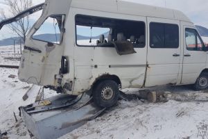 Impact intre un microbuz si un tren, in judetul Brasov (galerie foto + video) 