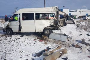 VIDEO Autoutilitară lovită de tren, în judeţul Braşov