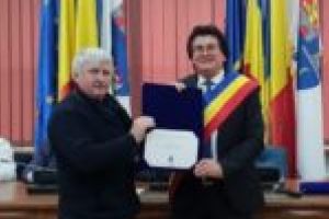 FOTO. Primarul Robu, darnic în distincţii şi diplome cu cei care promovează Timişoara