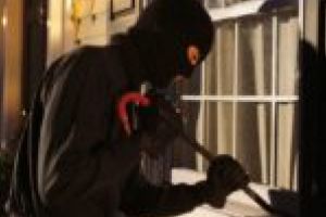 Hoţul care a pus pe jar mai multe familii din Reşiţa în ultimele luni a fost prins