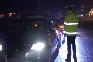 Un bărbat din Botoşani a furat o maşină şi a condus-o fără permis. A fost reţinut de Poliţie, dar judecătorii l-au lăsat să plece acasă