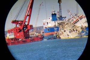 Portul Midia. Se continua operatiunile in vederea verticalizarii navei esuate (galerie foto + video)  