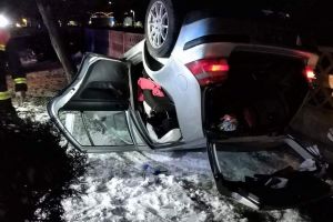 FOTO Accident mortal! Un tânăr şi-a pierdut viaţa după ce a intrat cu maşina într-un copac, apoi s-a răsturnat