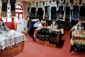 Foto: Bogăţia lucrului de mână, etalată la Balul Însuraţilor din Reghin