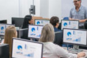 30 de calculatoare donate elevilor din Caraş-Severin