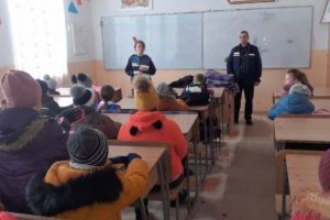 Poliţişti printre elevi la Buzoeşti