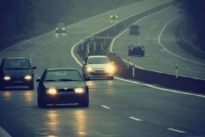 Șoferii, obligaţi să folosească faza scurtă şi pe drumurile naţionale. Proiect legislativ