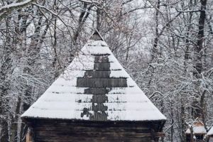 FOTO – Semnul crucii apărut pe acoperişul unei case din Muzeul ASTRA din Sibiu