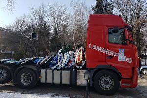FOTO Șoferul de tir din Botoşani, mort în accidentul din Belgia, a fost înmormântat într-o mare de lacrimi. Gestul sfâşietor al soţiei acestuia