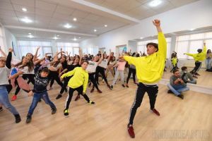 La deschiderea şcolii sale de dans din Oradea, coregraful Emil Rengle le-a arătat oaspeţilor cum se dansează pe manele (FOTO / VIDEO)