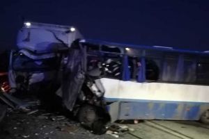 FOTO| ACCIDENT MORTAL pe DN 15A, în judeţul Bistriţa, între un autobuz şi un camion. O persoană a DECEDAT, iar alte 8 au fost rănite