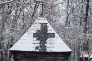 Semnul crucii a apărut pe o casă de la Muzeul ASTRA, după ce s-a topit parţial zăpada